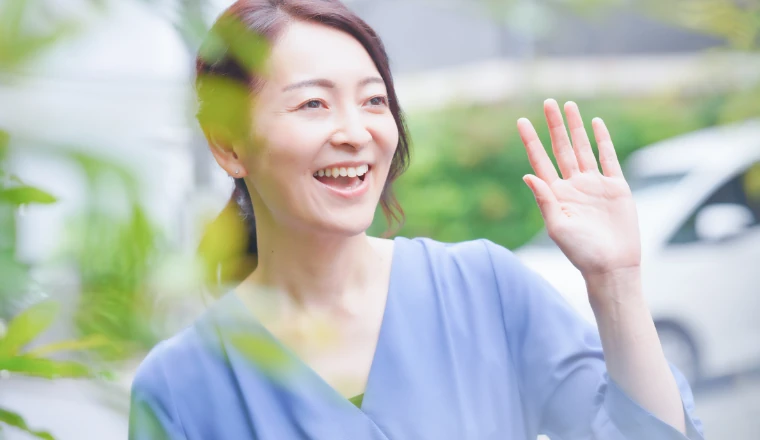 手を振る女性